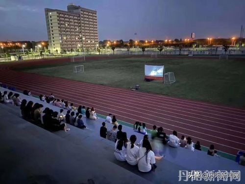 南师大中北学院首届“龙湖夜市”节暨“周末露天影院”开幕啦