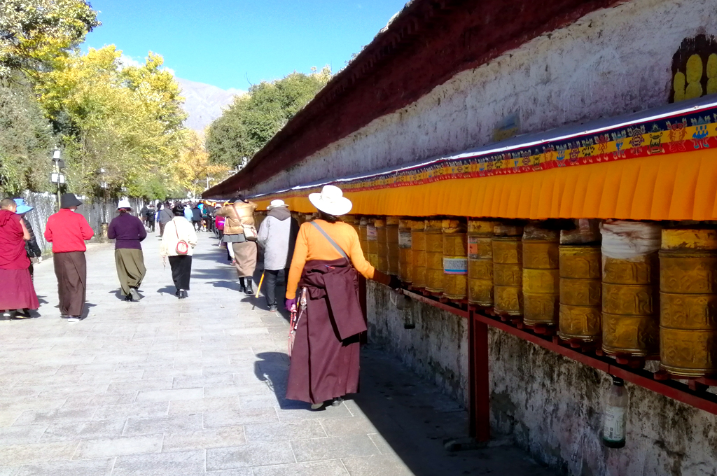 即使在路上走走，*藏西**风情也能让你流连忘返