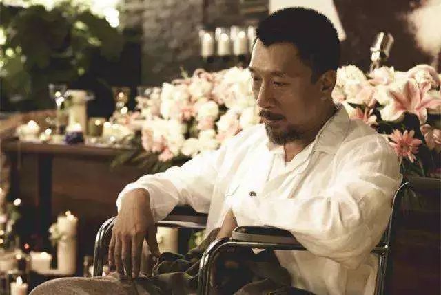 指甲全是竖条纹和白点是怎么回事,指甲竖条纹没有月牙怎么回事