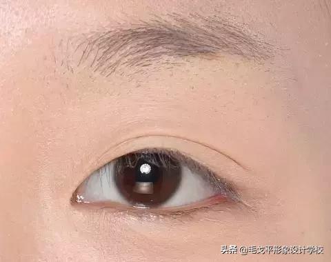 眼妆怎么画显大又干净的眼影颜色,怎样用四种颜色眼影画出酷的眼妆