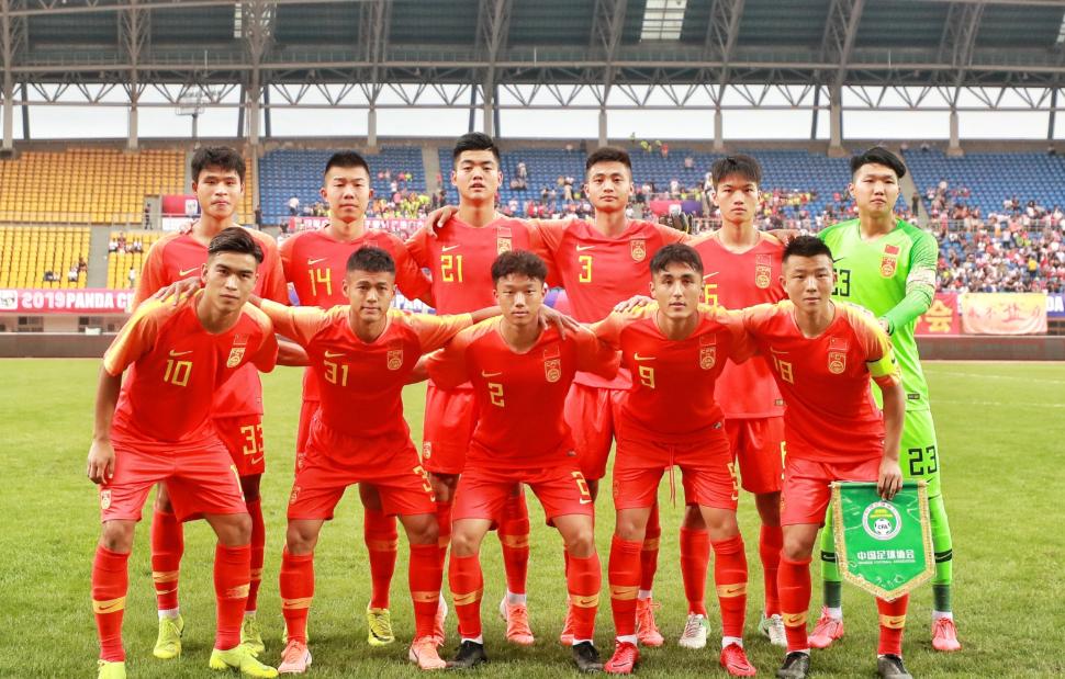 67天内中国足球3负泰国，空门也不进，解说大喊：我的天哪