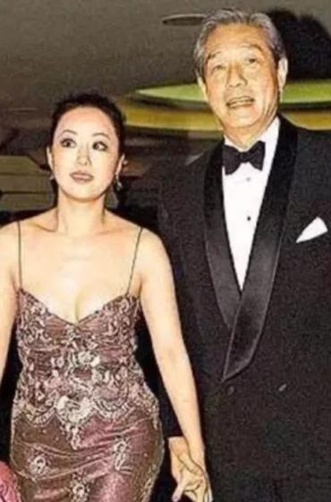 钟镇涛谈婚姻耐得住寂寞,钟镇涛前妻有钱还是现任有钱