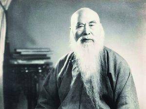 他醉酒后题字：“不可随处小便”，醒后重新排序，竟成为至理名言