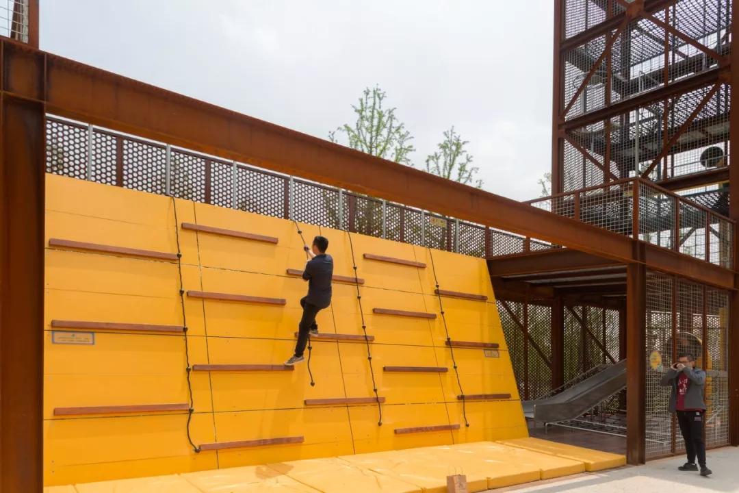 矿坑改造最美公园,矿坑改造湿地公园视频