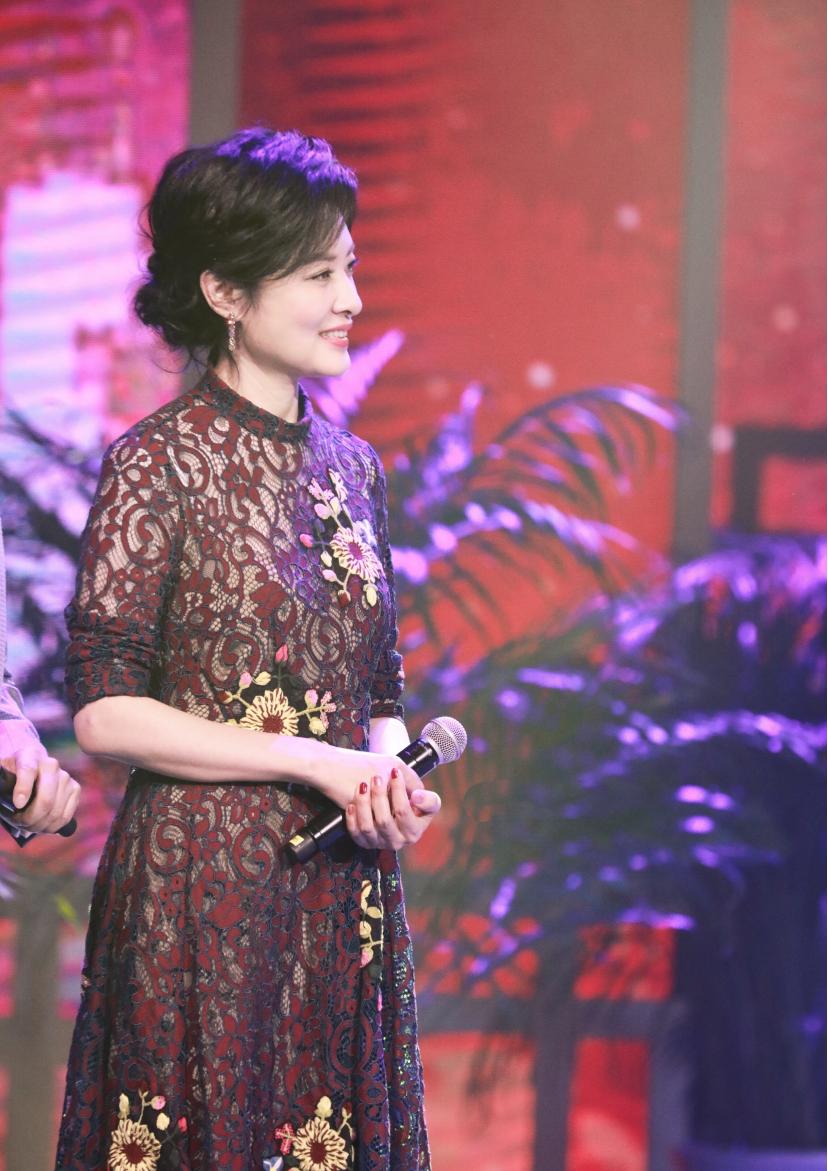 51岁周涛穿蓝色西装粉衬衫,周涛白色西装搭配图片