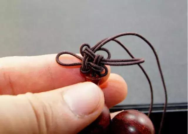 单绳隔珠打结视频教程,手串伸缩加珠绳打结法