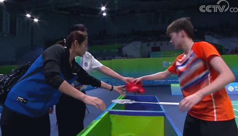 陈雨菲被李宁球鞋划伤,陈雨菲脚被鞋子割伤是什么原因