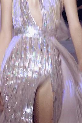 刘亦菲金裙子,刘亦菲穿一袭仙女裙现身活动