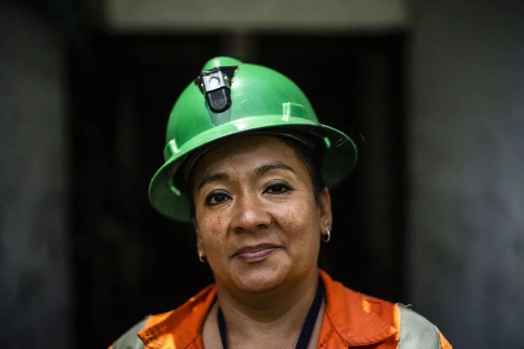 月薪2500，记录哥伦比亚祖母绿矿区女矿工的艰辛生活