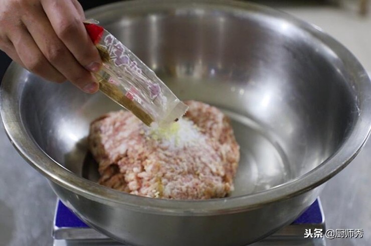 灌汤水饺的正宗制作方法,灌汤水饺怎么做比较好吃