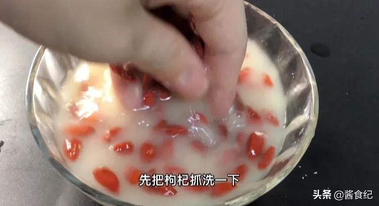 鸡蛋核桃枸杞一起吃有什么好处,枸杞加鸡蛋生姜对男人有什么好处