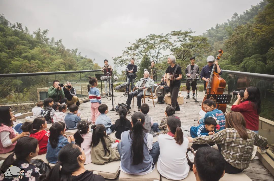 一个中年鬼才，整天逛公园，缠着大爷大妈给他唱歌
