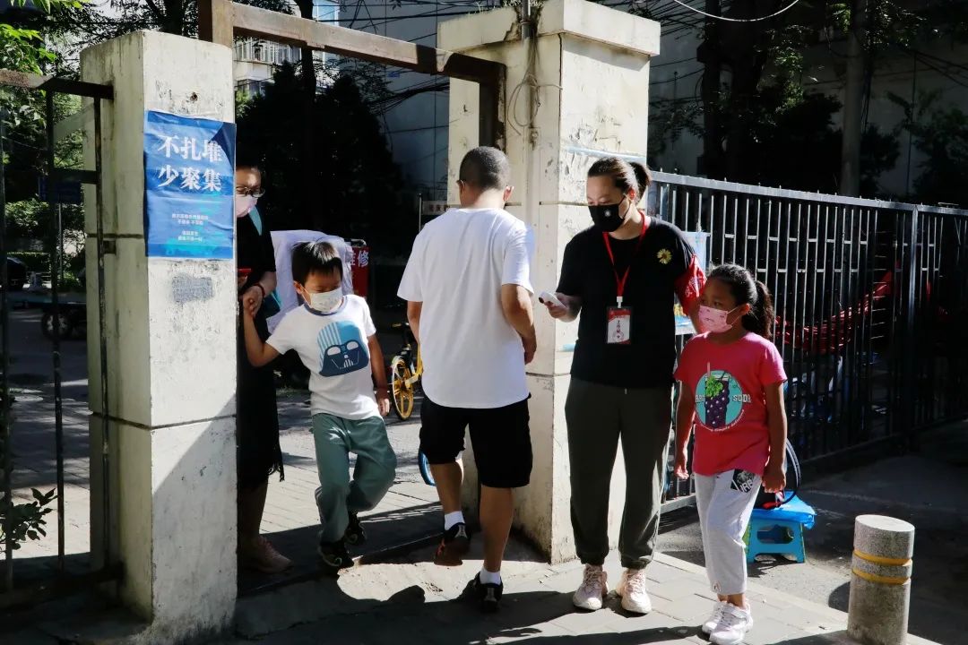 他们坚守在疫情防控一线,防控疫情他们在风雪中坚守