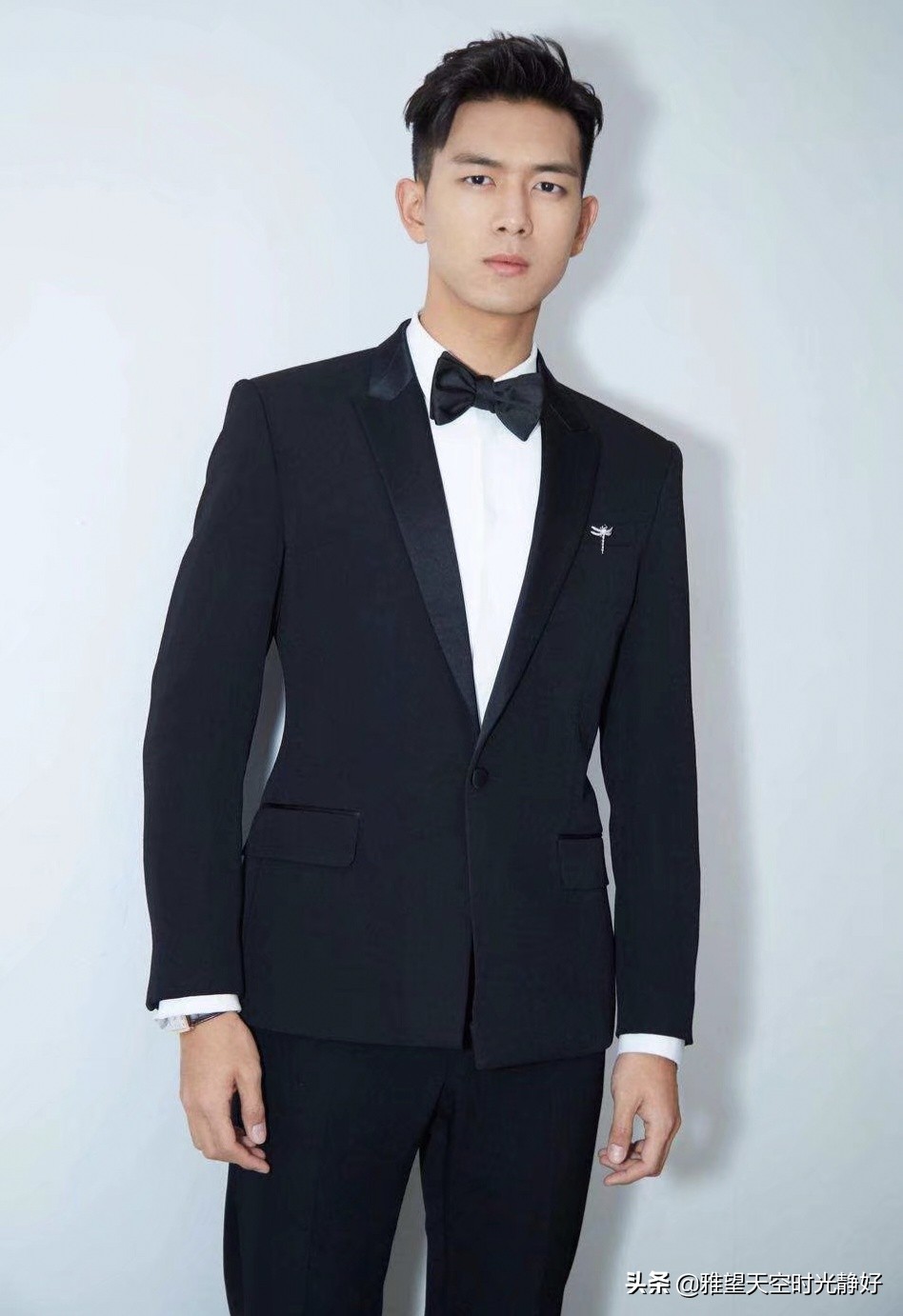 痞帅风男明星壁纸黑色,黑色西装壁纸