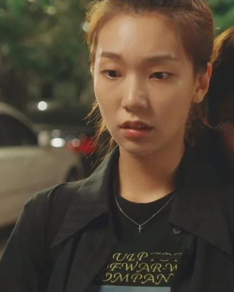 这个被嘲矮的超模火了！一脸硬伤，为啥还被Dior、Prada抢着宠？