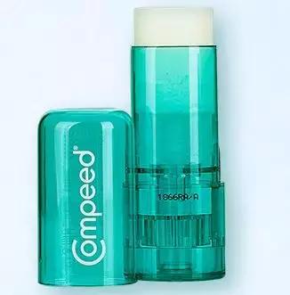 啊呀!你的脚后跟看起来糙得像位“真正男子汉”