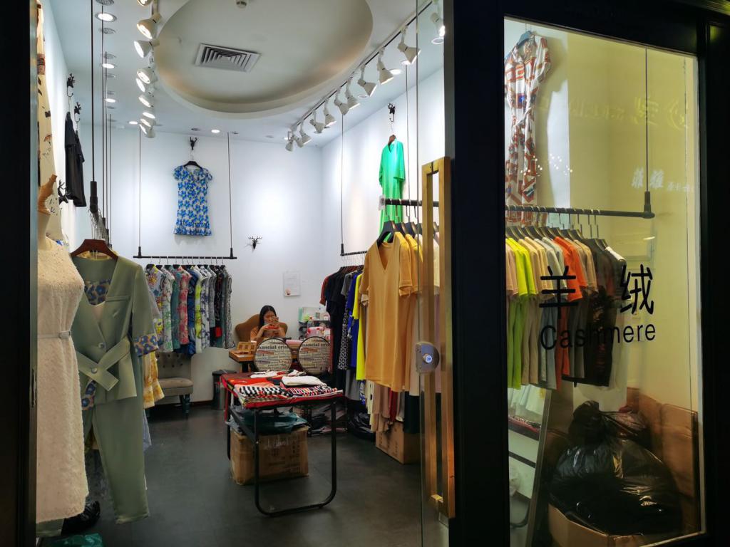 深晚服饰工厂店直播间,深晚直播间