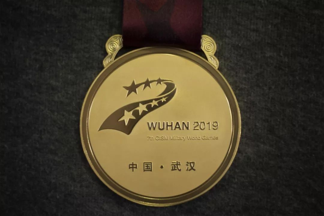 2019武汉军运会中国奖牌,武汉军运会颁奖礼服