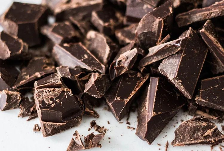 巧克力表面发绿了是不是霉变了,巧克力表面白霜是什么样的