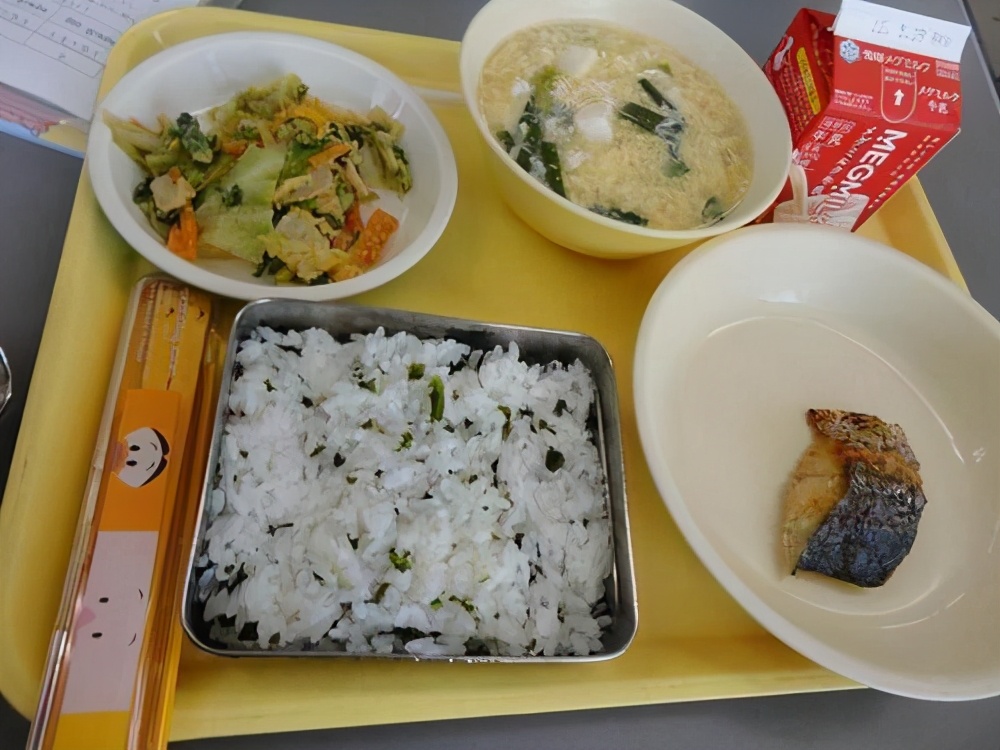 同样是幼儿园午餐，看到中国和日本的对比后，网友：差距太大