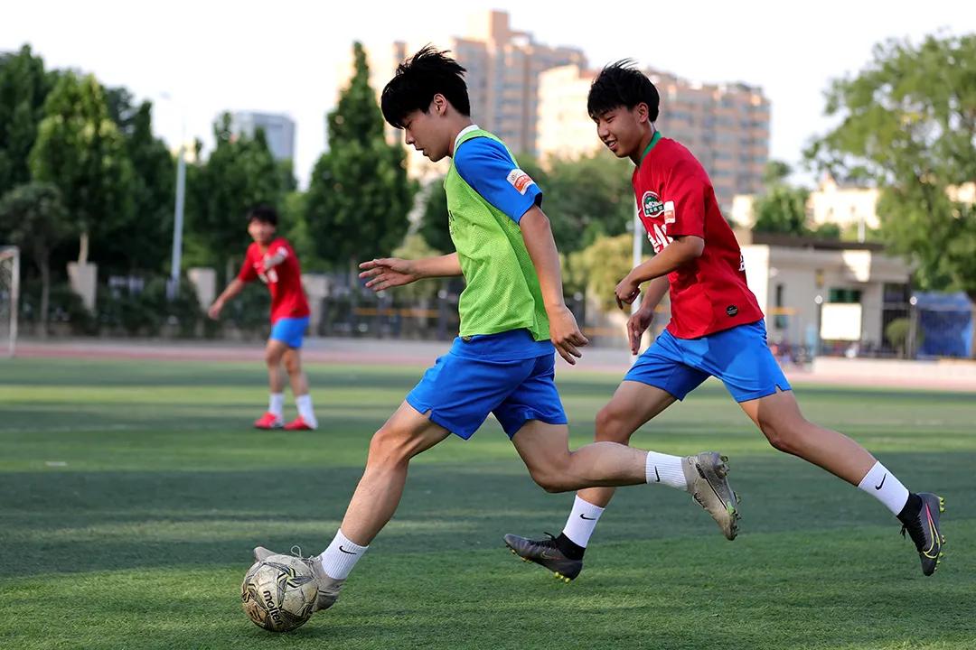 小小的足球装着美好的童年和梦想,小小足球承载着孩子的欢乐与梦想