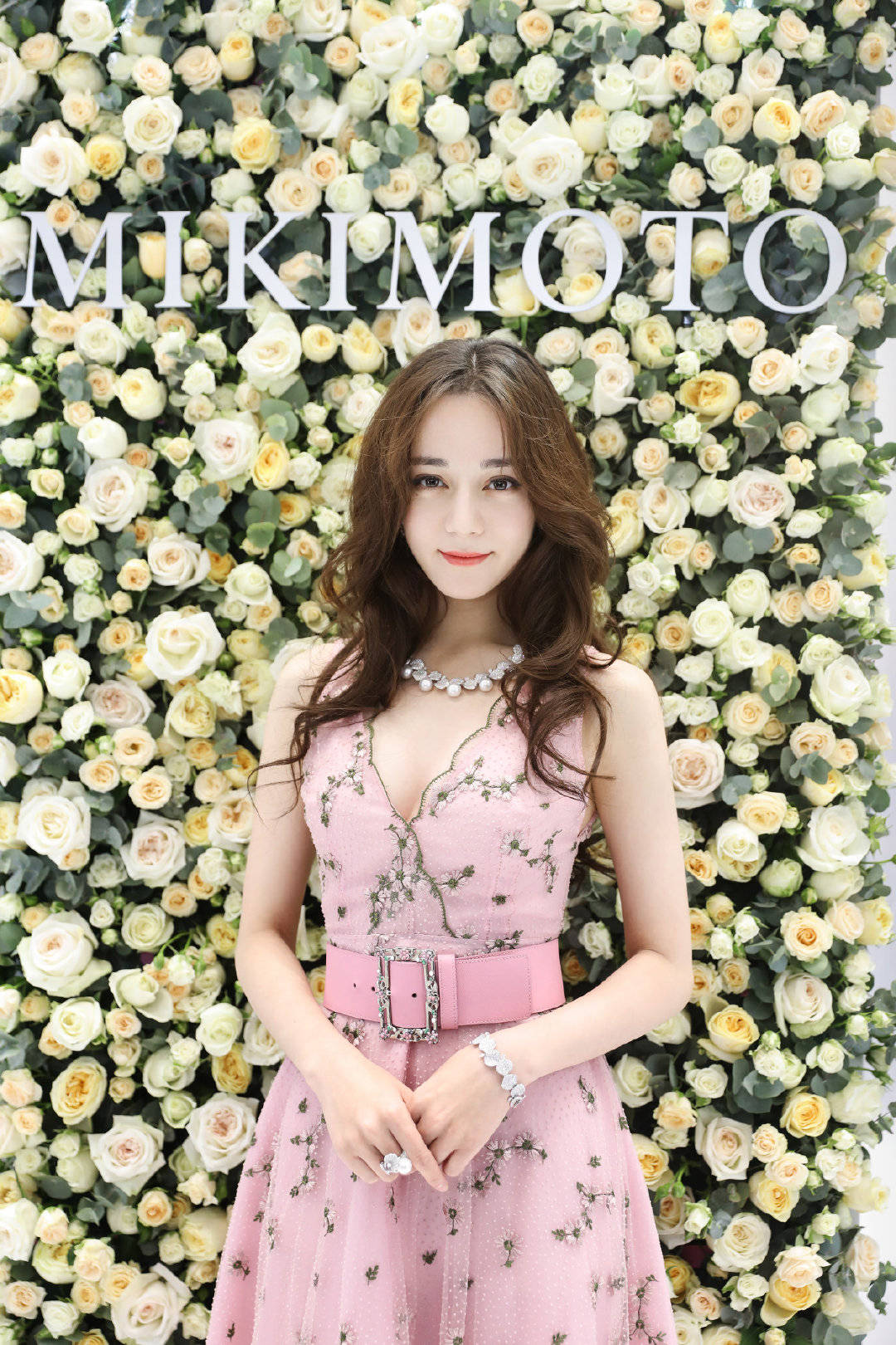 迪丽热巴好大胆！现身捞金穿深V性感长裙，人美胸更美