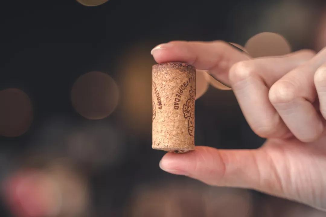 开红酒神器毫不费力的就开动了,有没有不用开瓶机打开红酒的方法