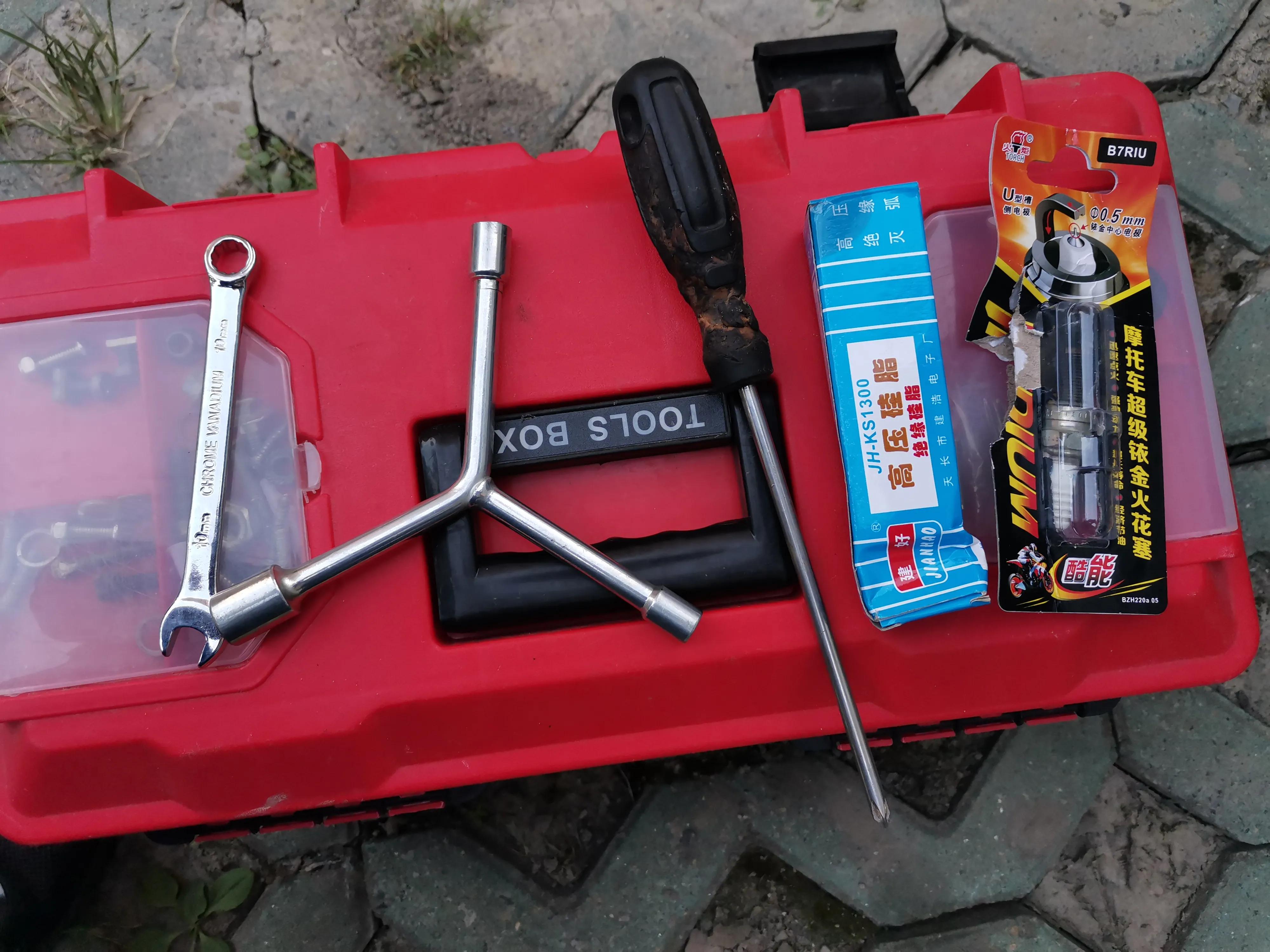 雅马哈悦动版迅鹰火花塞啥样的,雅马哈迅鹰125换火花塞教程