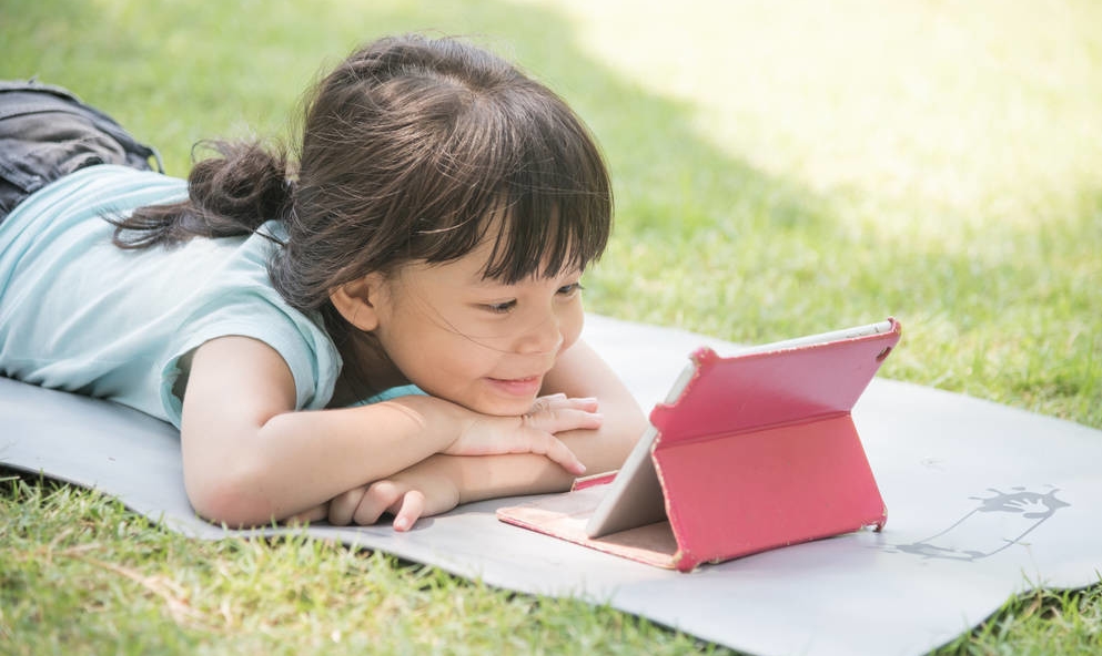 儿童看平板电脑损伤视力大约是电视三倍,预防近视可以这样做