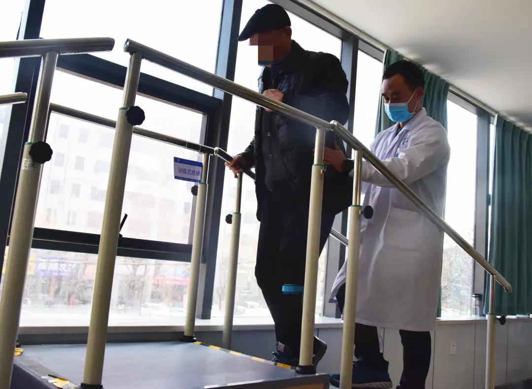 长葛哪医院?一患者非往医生兜里“塞钱”!医生竟“收了”