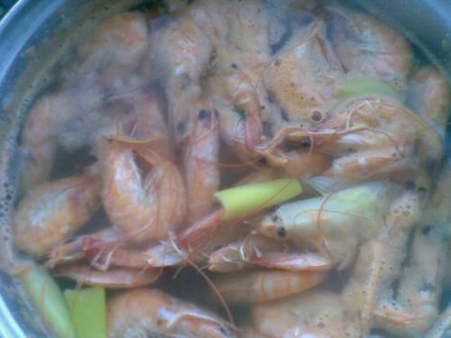 水煮大虾是冷水下锅还是热水,水煮大虾冷水下锅还是热水