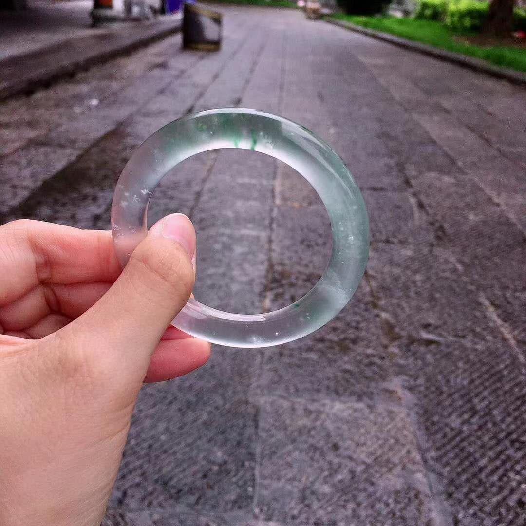 一万到二万买得到翡翠手镯,几十万的翡翠手镯卖到上千万