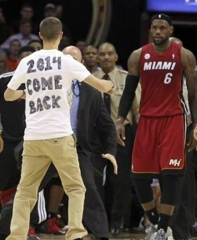 奥尼尔魔术扣断篮架,奥尼尔入篮后篮球架塌下来视频