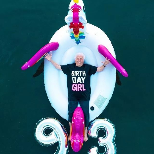 93岁奶奶恶搞27岁孙子，一夜爆红！1300万网友围观：奶奶太坑了