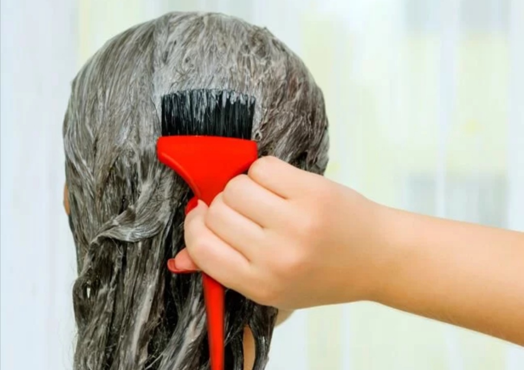 自己染发和理发店染发哪种损害小,在理发店染发和自己买染发剂