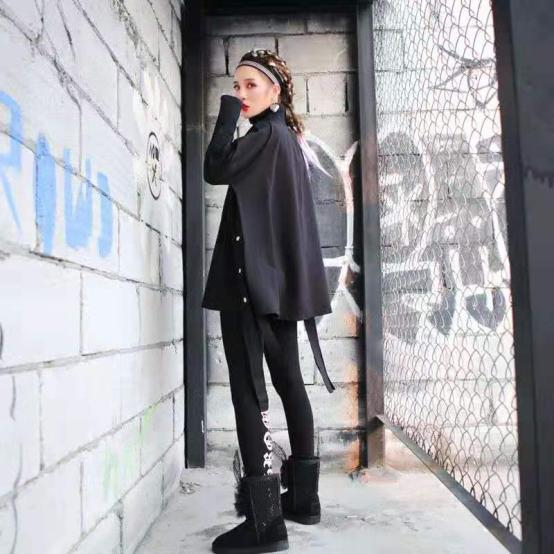 金晨全黑装走机场，背小包斜跨超可爱，脖子太长穿高领也能看见肉