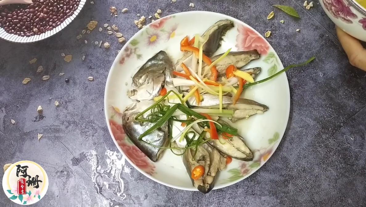 清蒸鲳鱼的正宗做法与配方,鲜嫩美味的清蒸鲳鱼做法