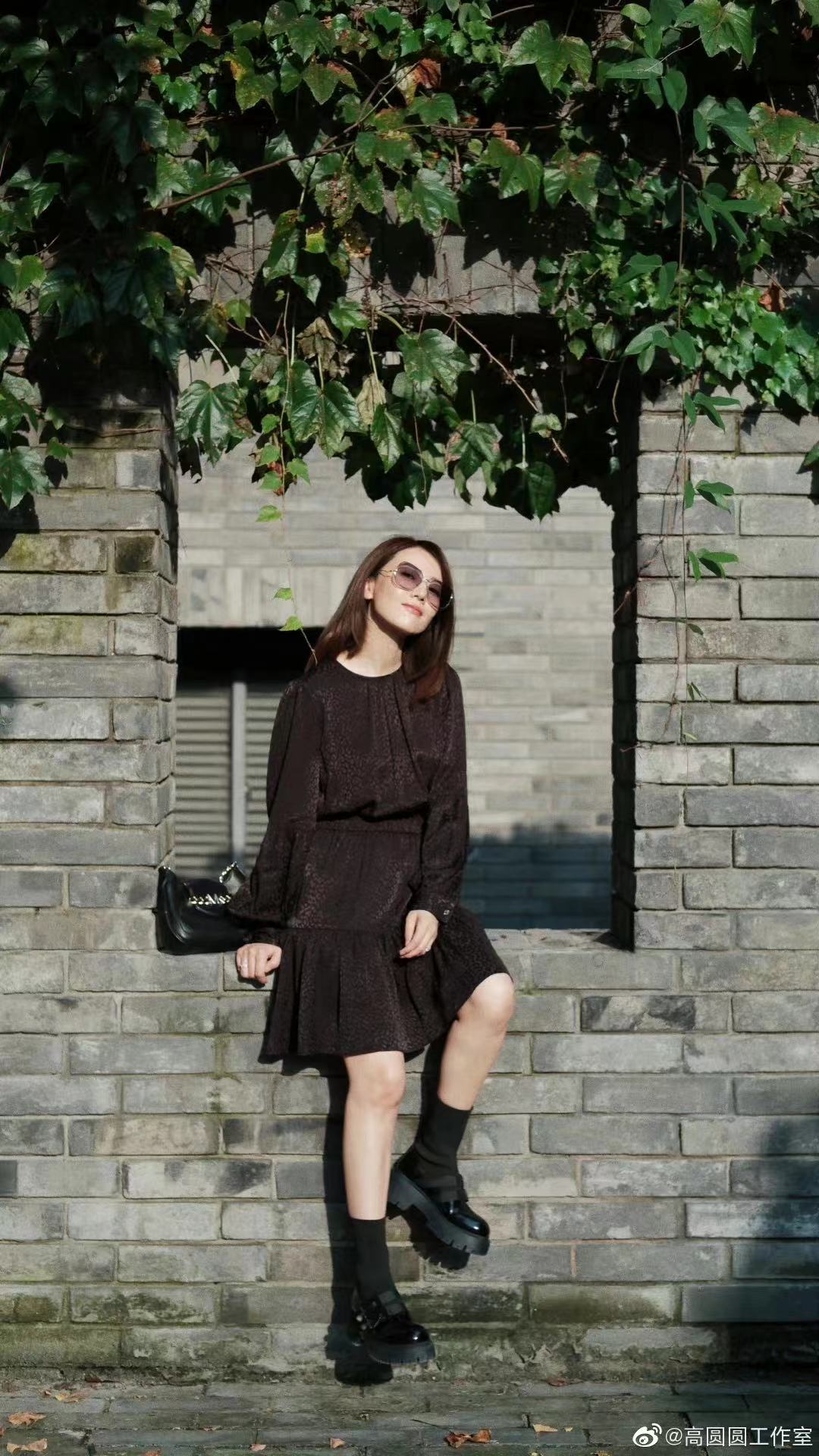 41岁高圆圆穿清纯白裙气质好,高圆圆现身街头穿白裙露香肩