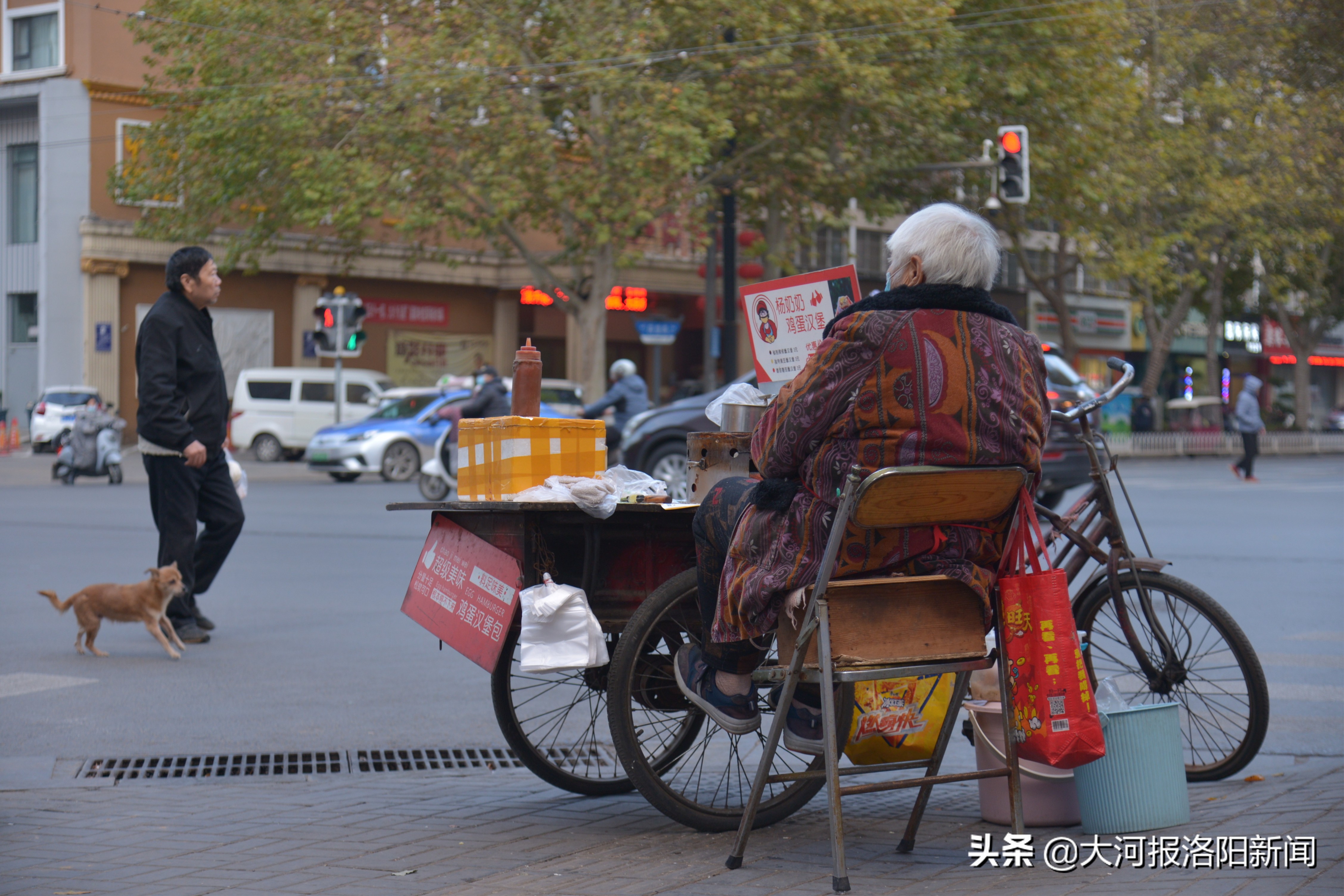 70岁老人摆摊赚零花钱,80后摆摊创业的真实经历