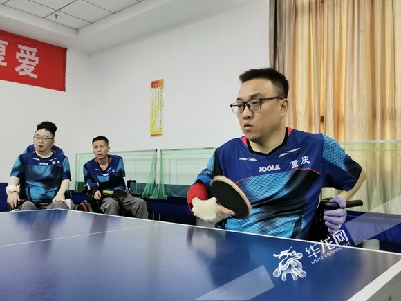 视频|轮椅上“打天下”重庆残疾人乒乓球队赴津参加残运会