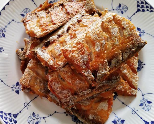 煎带鱼裹面粉的家常做法,煎带鱼怎么能裹上厚厚的面粉