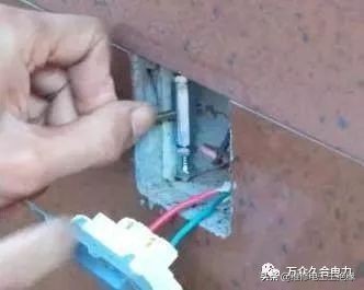 墙壁插座固定的盒子坏了怎么办,墙壁插座螺丝坏后修复方法