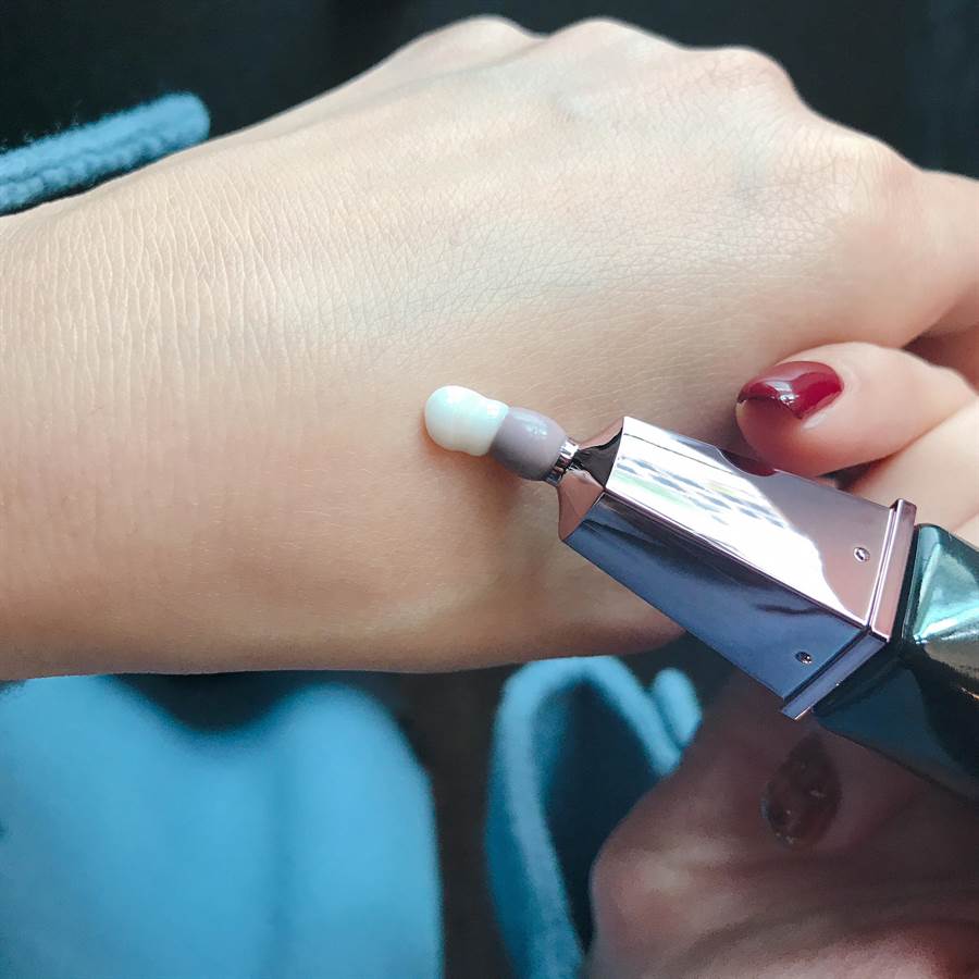 贵妇顶级BA黑瓶又添新的生力军，这次是全能眼霜，一擦保证回不去