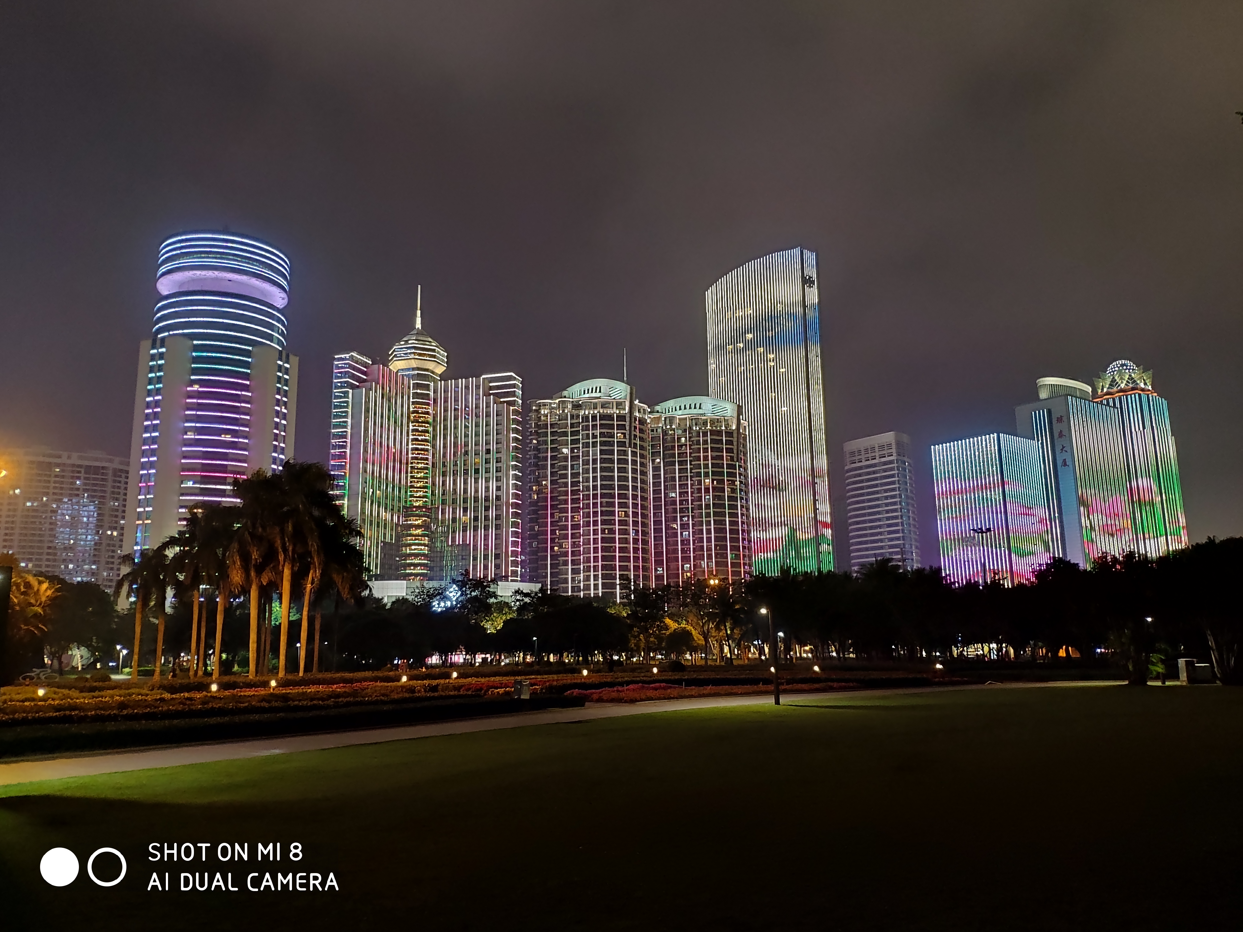 小米8的拍照怎么样？夜拍海口万绿园毫无压力