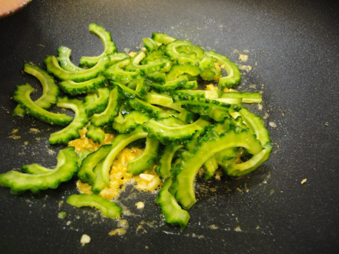 咸蛋煎苦瓜的做法窍门是什么,炒苦瓜味道不大怎么办