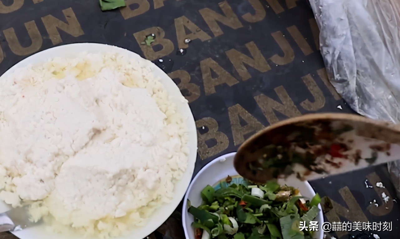 80后摆摊卖豆腐脑,山东大集2块钱豆腐脑