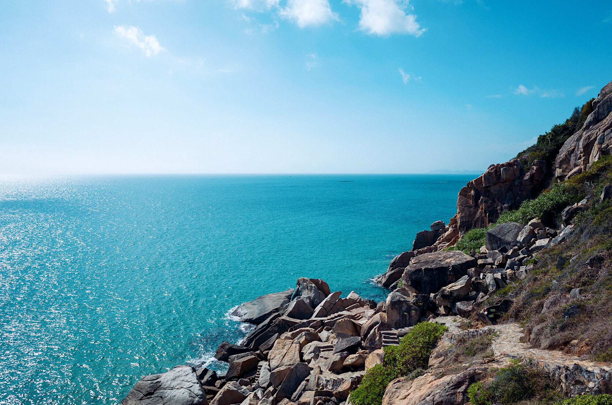 距离三亚60公里处有一个秘境，以“七彩沙滩”著称，知道的人不多