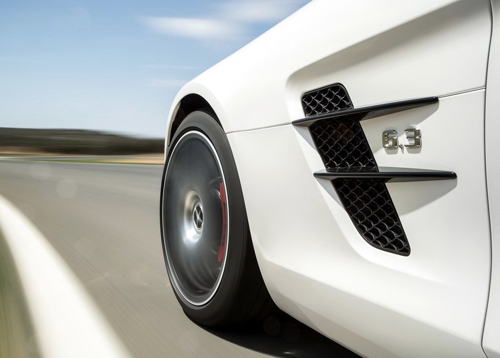 奔驰sls鸥翼门高燃视频,鸥翼门的绝唱奔驰slsamg