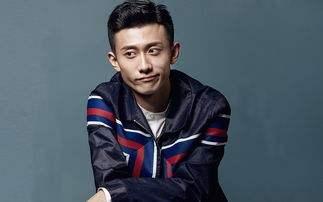 张一山与一女子手牵手回酒店,张一山在节目中遇到的女人