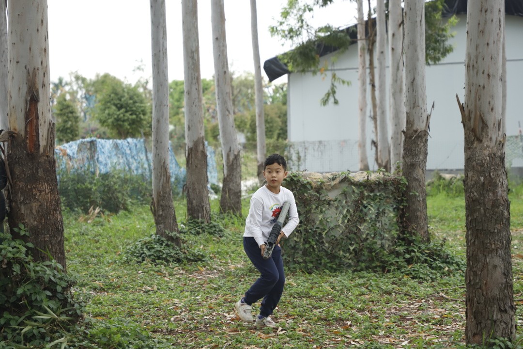 东莞东城莞师附小2022届604班,莞师附小学生踢球